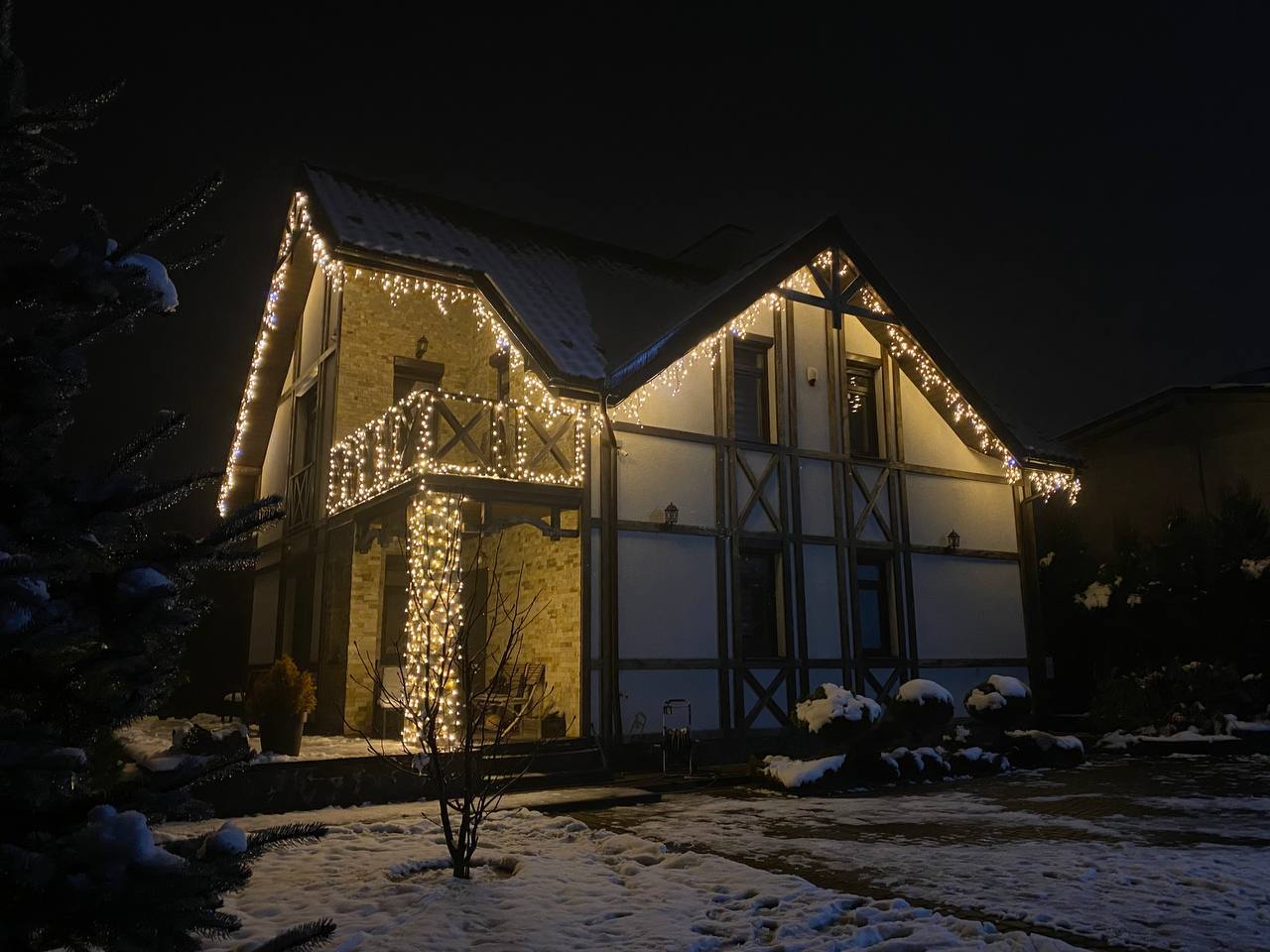 новорічне освітлення будинків